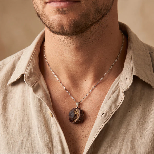 Collier homme pendentif grenat rouge brut sur chaîne argentée