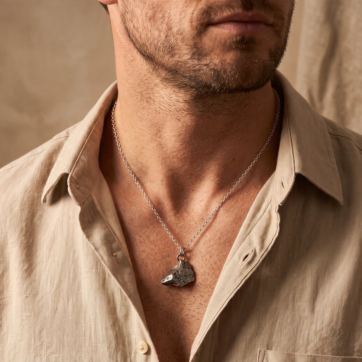 Collier homme pendentif météorite brute sur chaîne argentée