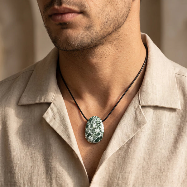 Collier homme pendentif pierre percée en agate arbre sur cordon noir