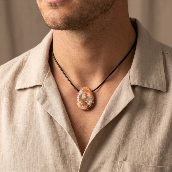 Collier homme pendentif pierre percée en agate crazy lace sur cordon noir