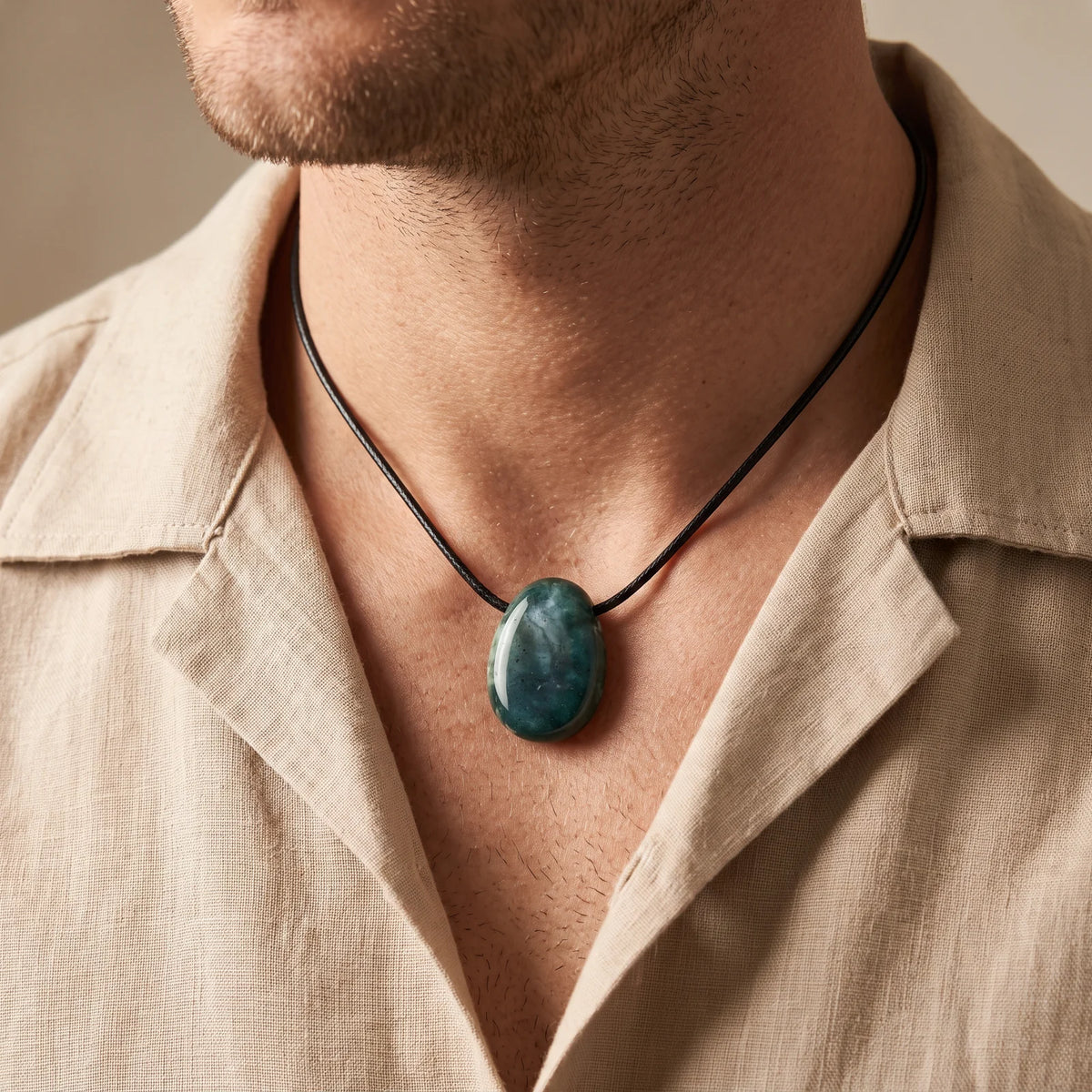 Collier homme pendentif pierre percée en agate indienne sur cordon noir