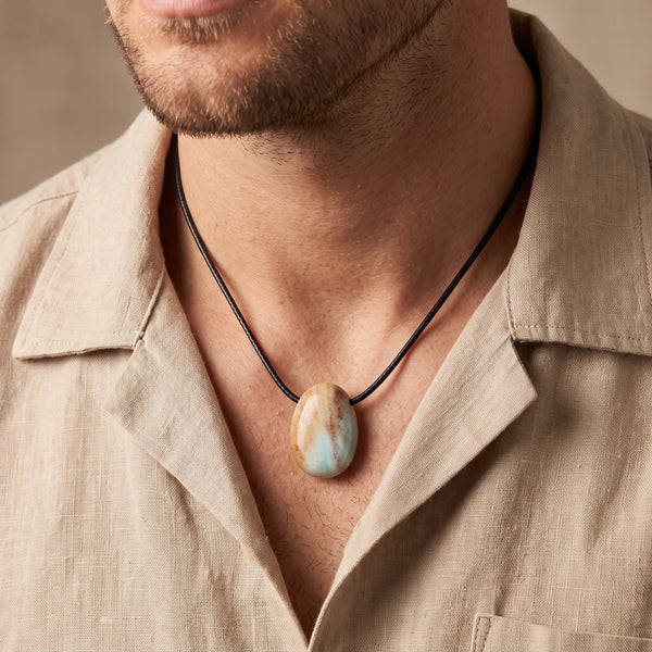Collier homme pendentif pierre percée en amazonite multicolore sur cordon noir