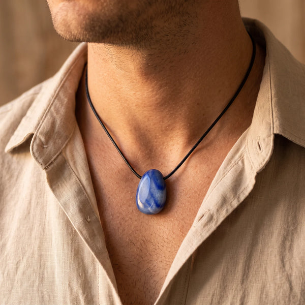 Collier homme pendentif pierre percée en aventurine bleue sur cordon noir