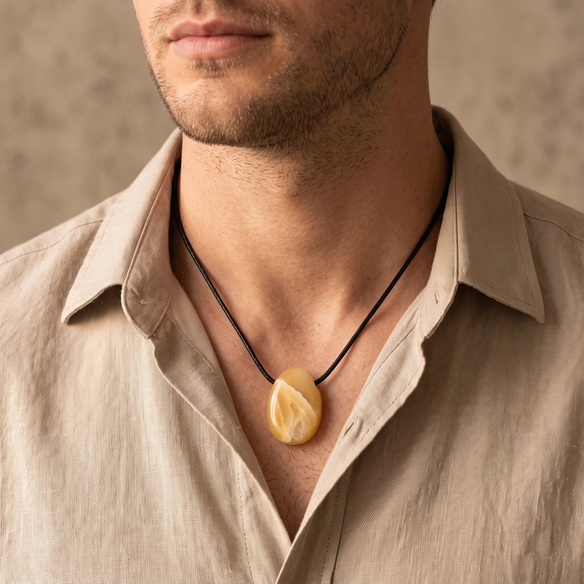 Collier homme pendentif pierre percée en aventurine jaune sur cordon noir