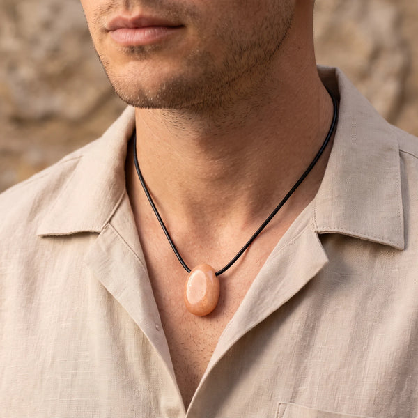 Collier homme pendentif pierre percée en aventurine pêche sur cordon noir