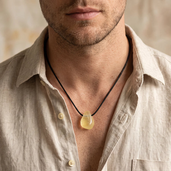 Collier homme pendentif pierre percée en calcite jaune sur cordon noir