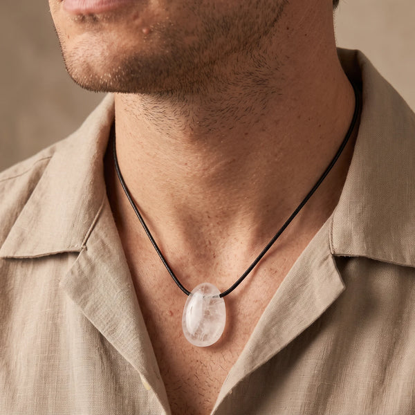 Collier homme pendentif pierre percée en cristal de roche sur cordon noir