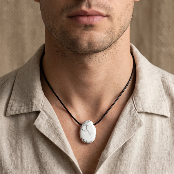 Collier homme pendentif pierre percée en howlite blanche sur cordon noir