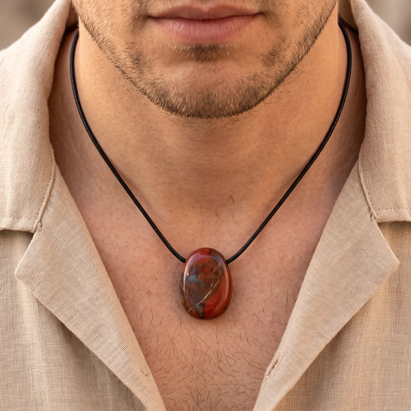 Collier homme pendentif pierre percée en jaspe breschia sur cordon noir