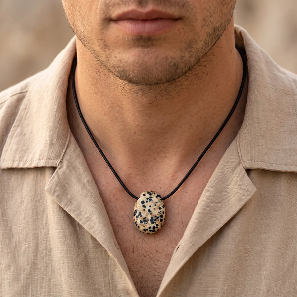 Collier homme pendentif pierre percée en jaspe dalmatien sur cordon noir
