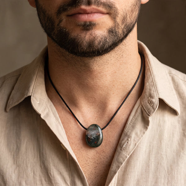 Collier homme pendentif pierre percée en jaspe héliotrope sur cordon noir