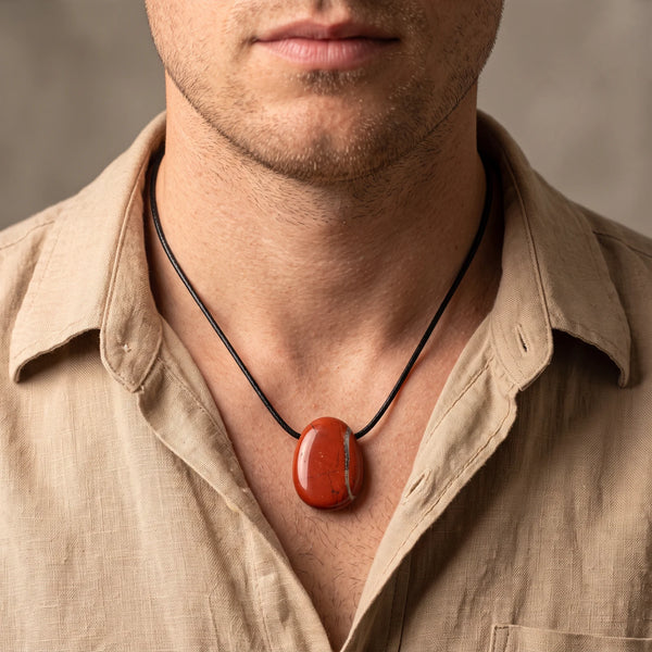 Collier homme pendentif pierre percée en jaspe rouge sur cordon noir