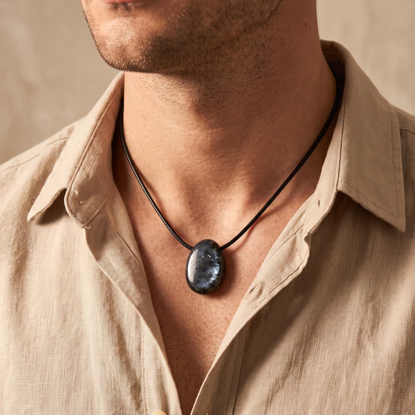 Collier homme pendentif pierre percée en larvikite sur cordon noir