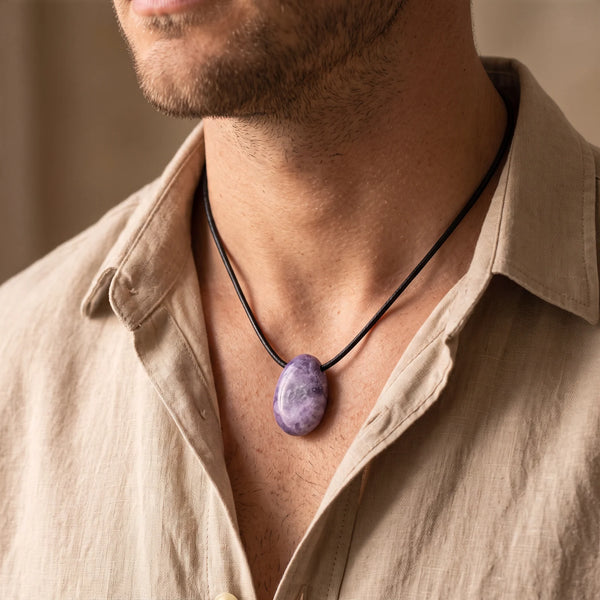 Collier homme pendentif pierre percée en lépidolite sur cordon noir