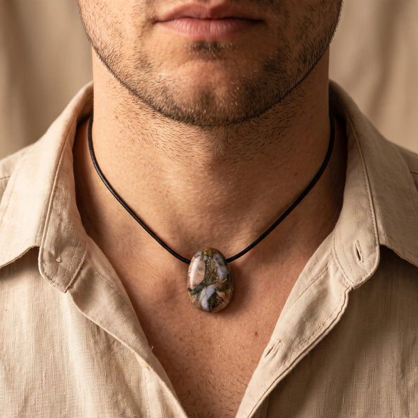 Collier homme pendentif pierre percée en libérite sur cordon noir