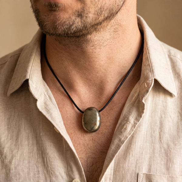 Collier homme pendentif pierre percée en pyrite dorée sur cordon noir