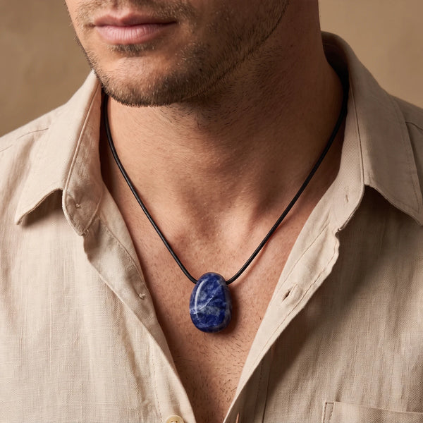 Collier homme pendentif pierre percée en sodalite bleue sur cordon noir