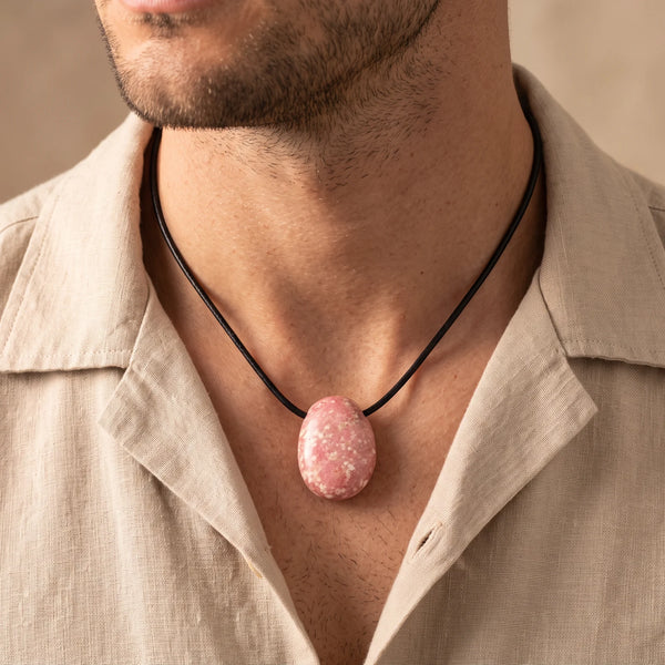 Collier homme pendentif pierre percée en thulite sur cordon noir