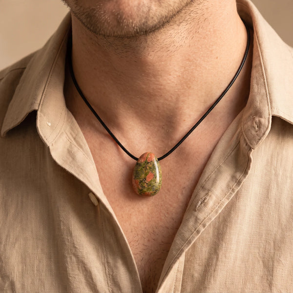Collier homme pendentif pierre percée en unakite sur cordon noir