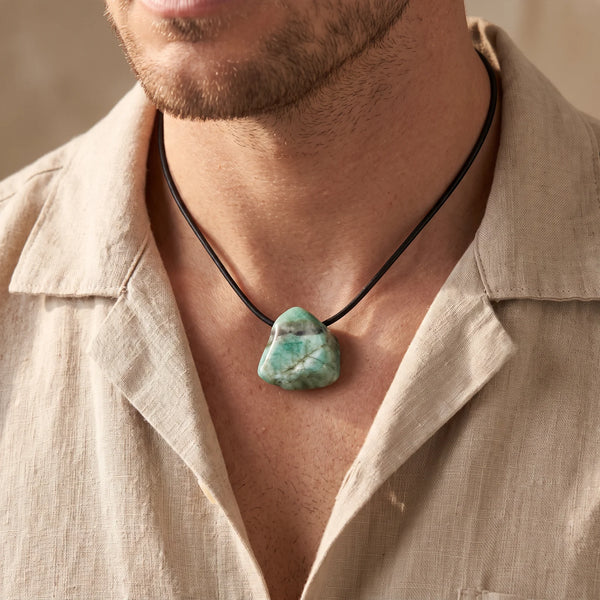 Collier homme pendentif pierre roulée en émeraude naturelle sur cordon noir