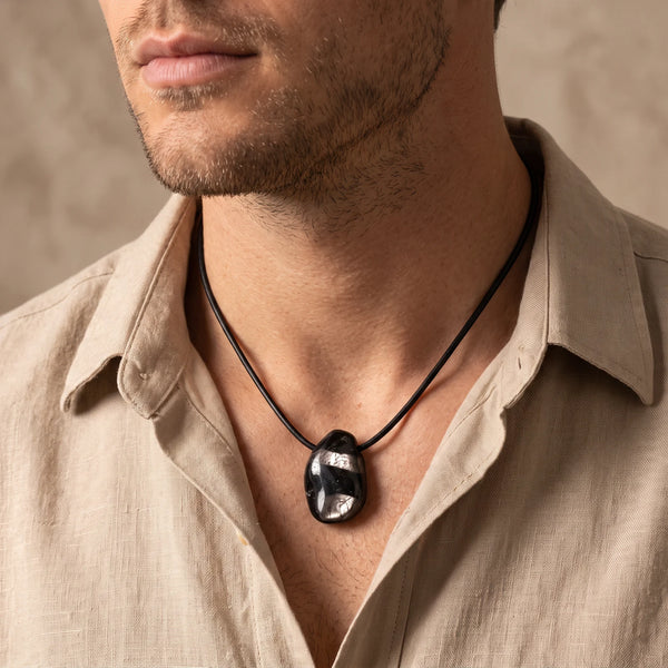Collier homme pendentif pierre roulée en hypersthène noire sur cordon noir