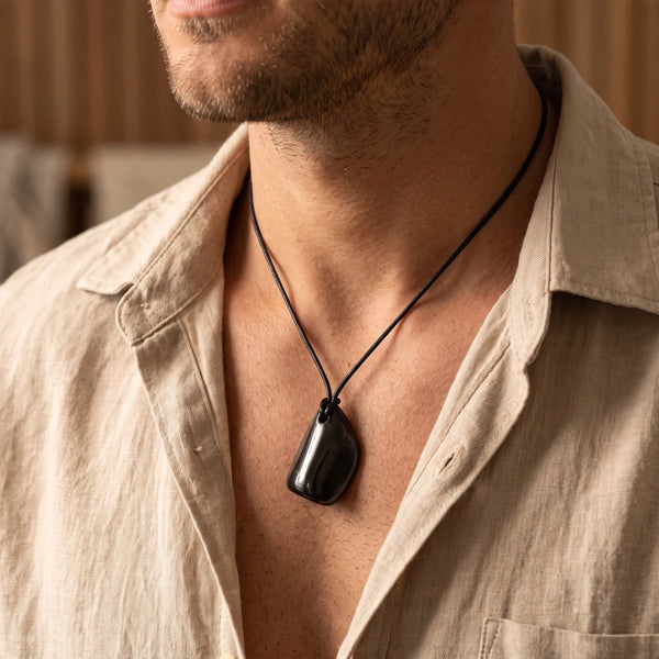 Collier homme pendentif shungite en pierre roulée noire sur cordon