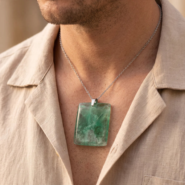 Collier homme pendentif plaque en fluorine verte sur chaîne acier