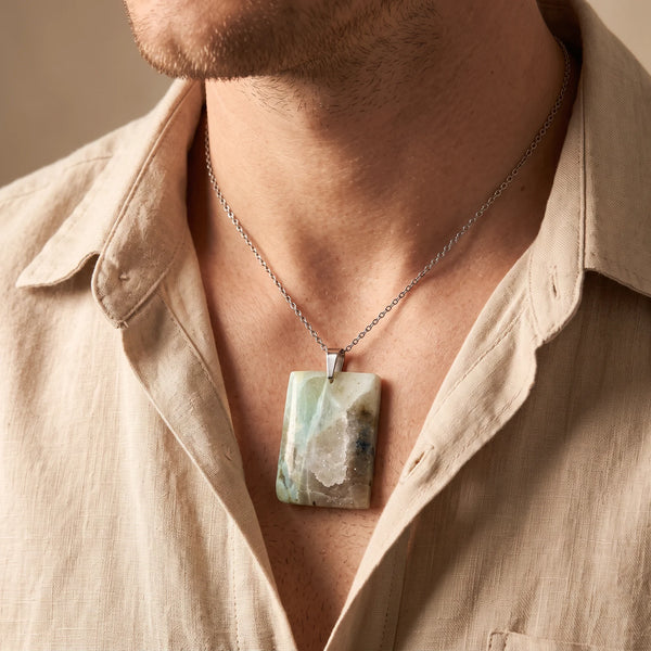 Collier homme pendentif plaque en garniérite verte sur chaîne acier