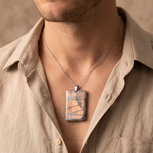 Collier homme pendentif plaque en labradorite irisée sur chaîne acier