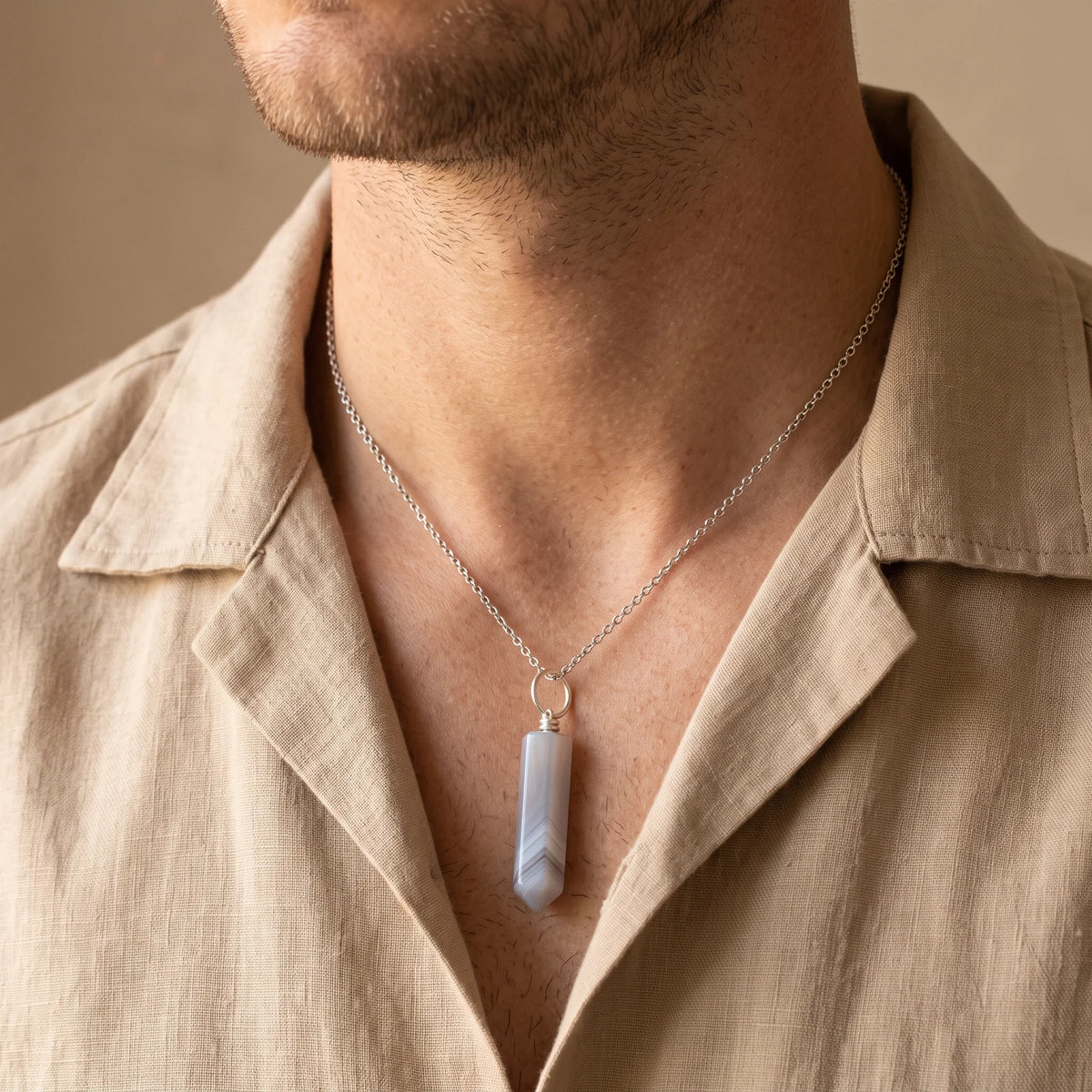 Collier homme pendentif pointe en agate grise du Botswana sur chaîne argentée
