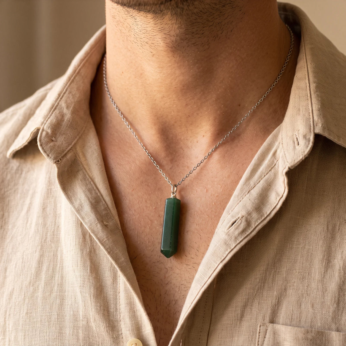 Collier homme pendentif pointe en aventurine verte sur chaîne argentée