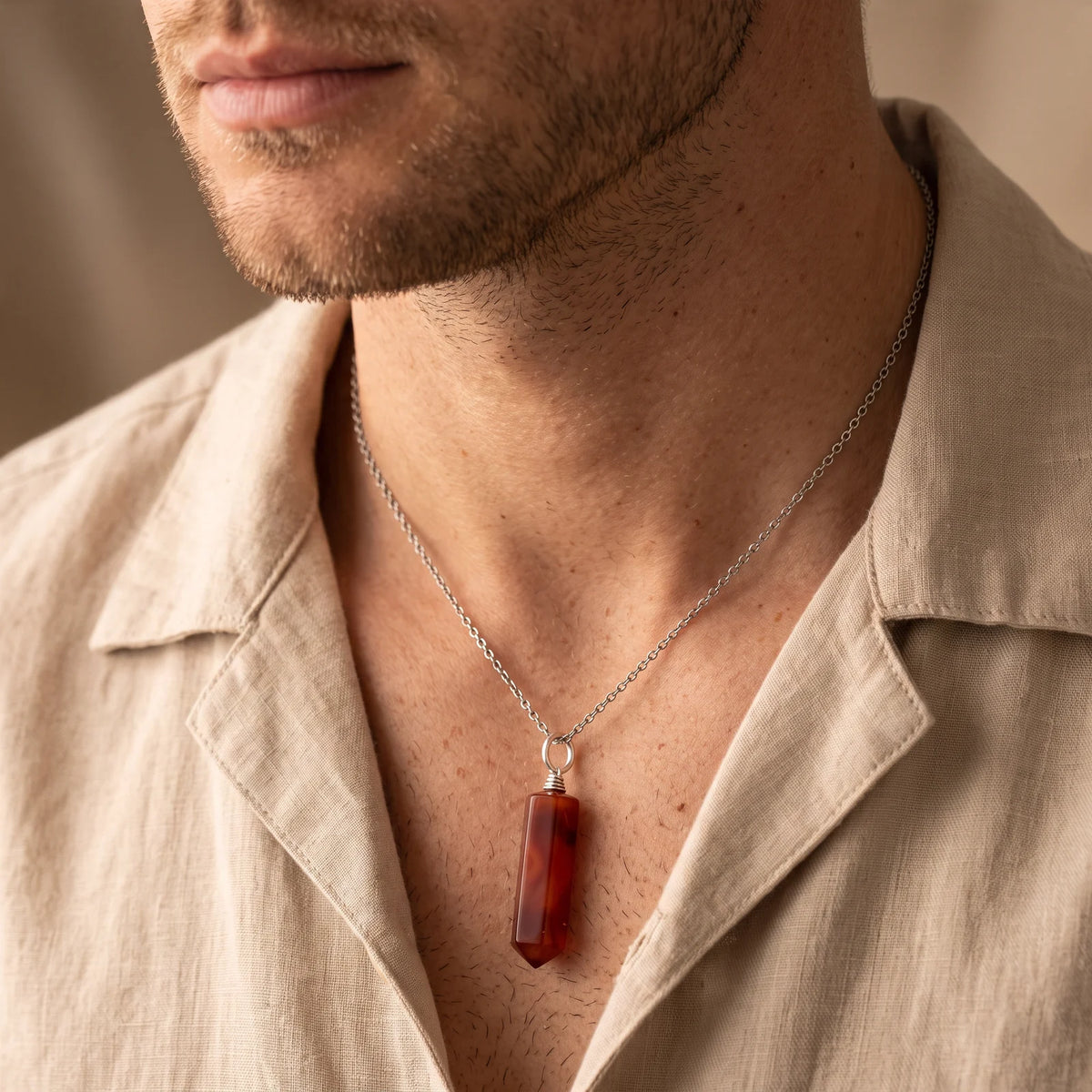 Collier homme pendentif pointe en cornaline sur chaîne argentée