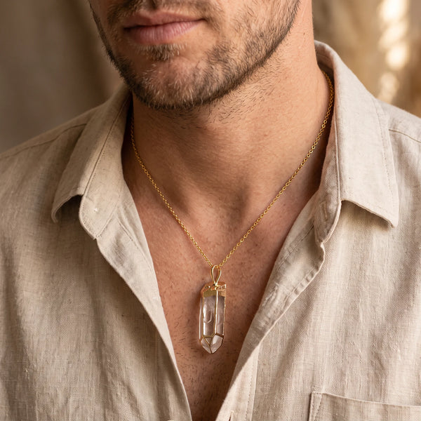 Collier homme pendentif pointe en cristal de roche sur chaîne dorée