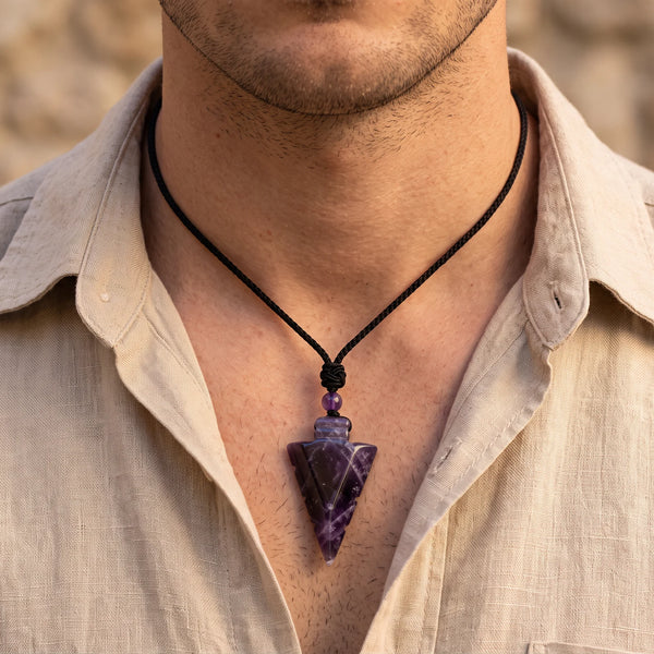 Collier homme pendentif flèche en améthyste naturelle sur cordon noir