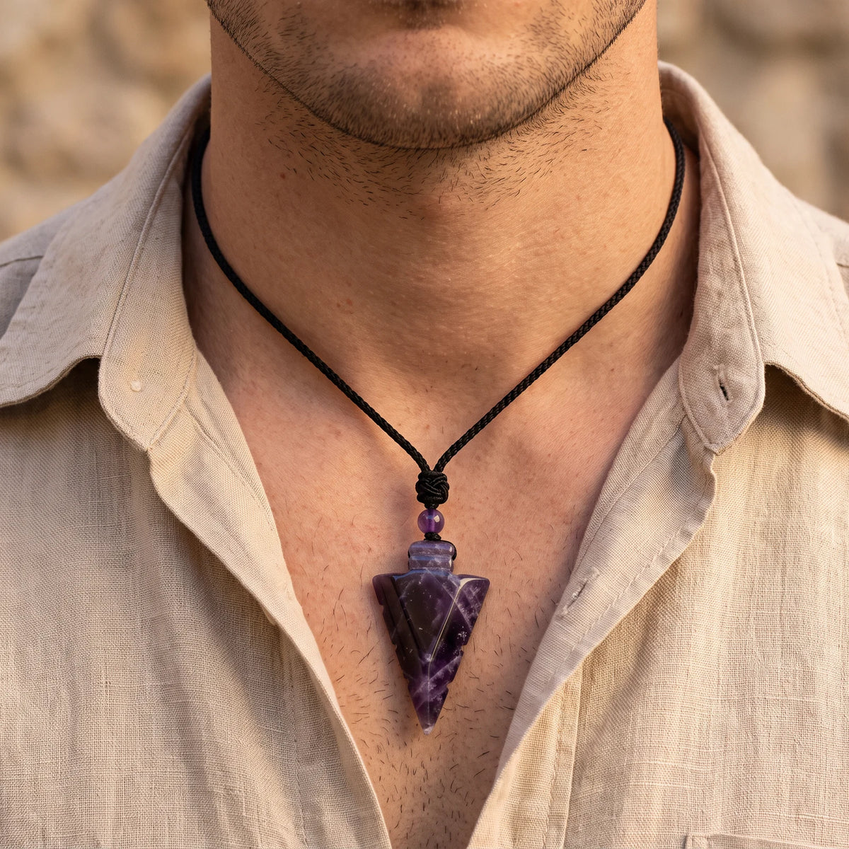 Collier homme pendentif flèche en améthyste naturelle sur cordon noir
