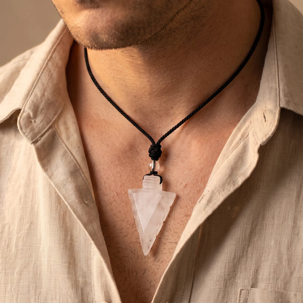 Collier homme pendentif flèche en cristal de roche sur cordon noir à nœuds coulissants