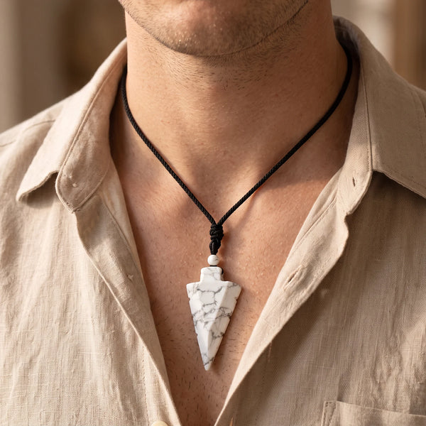 Collier homme pendentif pointe de flèche en howlite blanche sur cordon noir réglable