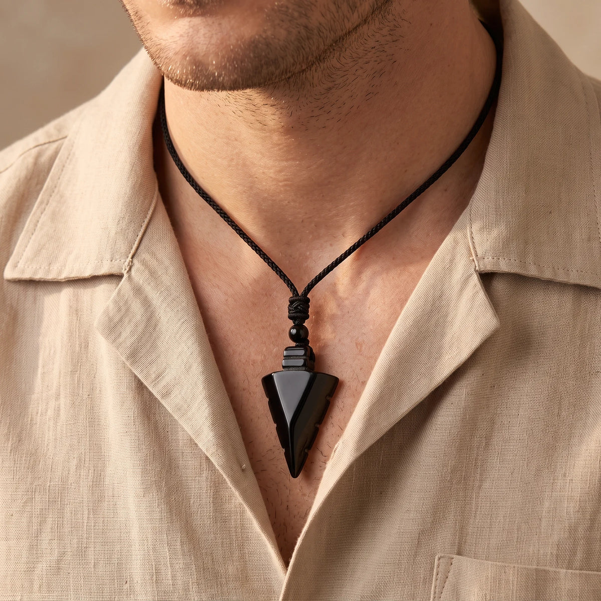 Collier homme pendentif pointe de flèche en obsidienne noire sur cordon