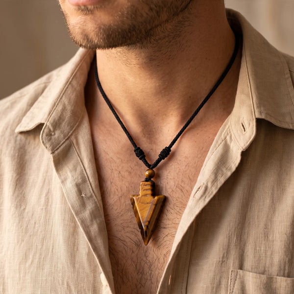 Collier homme pendentif pointe de flèche en œil de tigre sur cordon noir