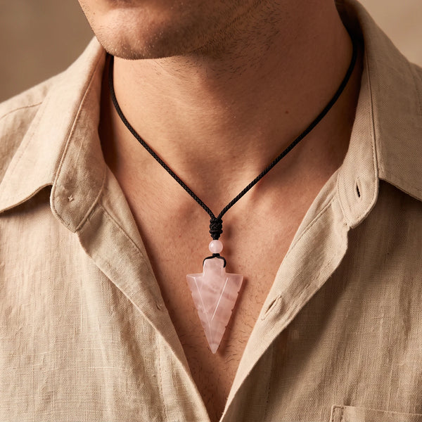 Collier homme pendentif pointe de flèche en quartz rose sur cordon noir