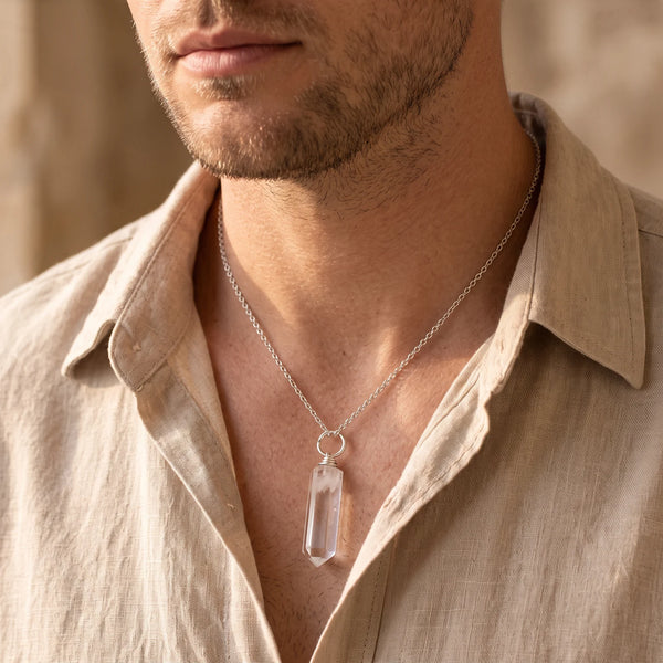 Collier homme pendentif pointe en cristal de roche sur chaîne argentée