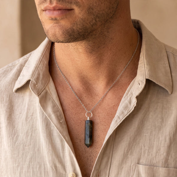 Collier homme pendentif pointe en labradorite sur chaîne argentée