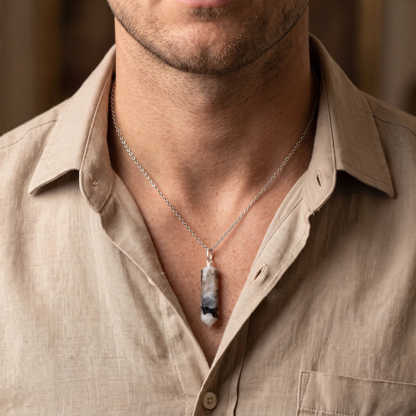 Collier homme pendentif pointe en péristérite sur chaîne argentée