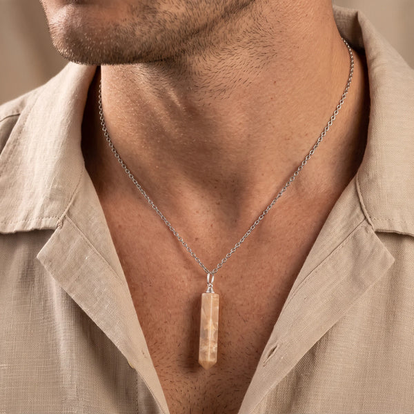 Collier homme pendentif pointe en pierre de lune rose sur chaîne argentée