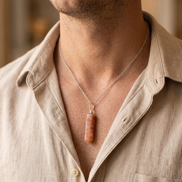 Collier homme pendentif pointe en pierre de soleil sur chaîne argentée