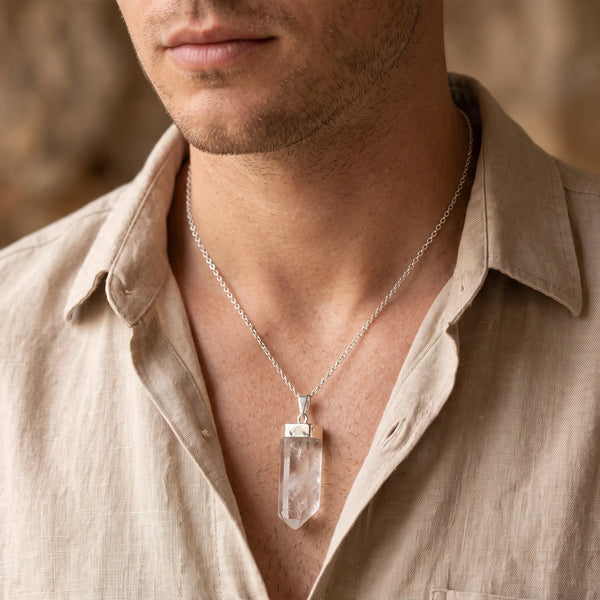 Collier homme pendentif pointe en quartz cristal de roche sur chaîne argentée