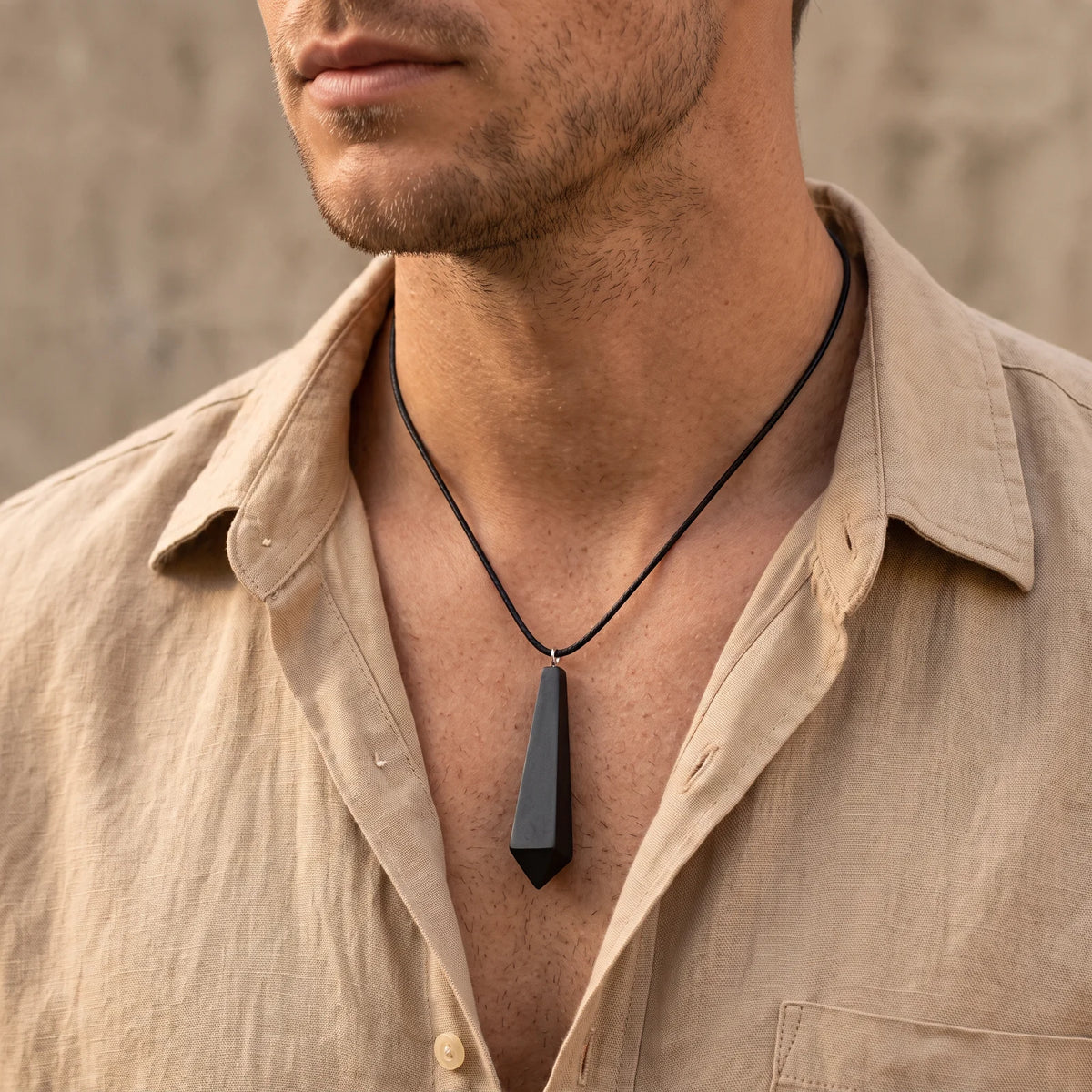 Collier homme pendentif pointe en shungite sur cordon noir ciré