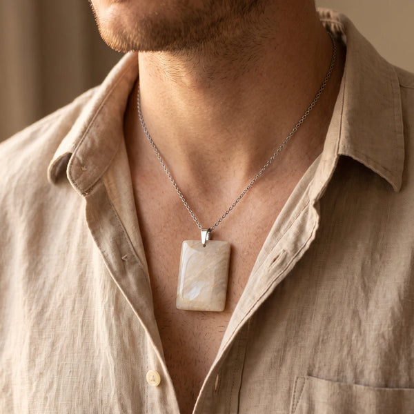 Collier homme pendentif plaque en pierre de lune beige sur chaîne acier argentée