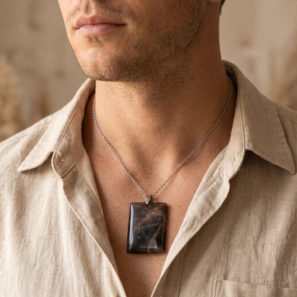 Collier homme pendentif plaque en pierre de lune noire sur chaîne argentée