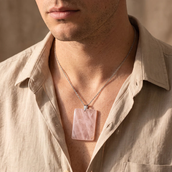 Collier homme pendentif plaque en quartz rose sur chaîne acier argentée